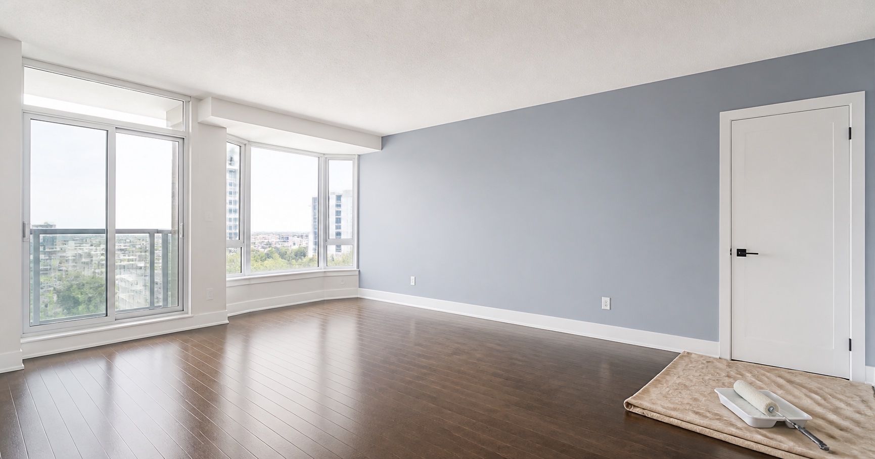 Interior painter Mississauga condo with smooth blue-grey walls, white ceiling, baseboards and door trim